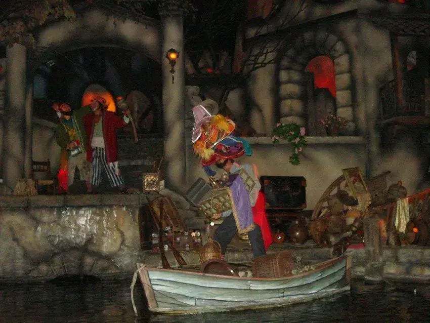 Escena curiosa de piratas en la atracción Piratas del Caribe - Detalles únicos y divertidos de la aventura 